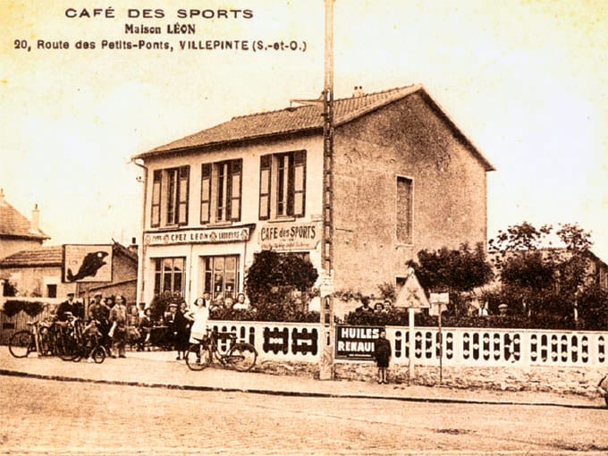 Carte postale du CAFÉ des SPORTS nommé "CHEZ LÉON" situé rue des Petits Ponts (actuel Boulevard Robert Ballanger)