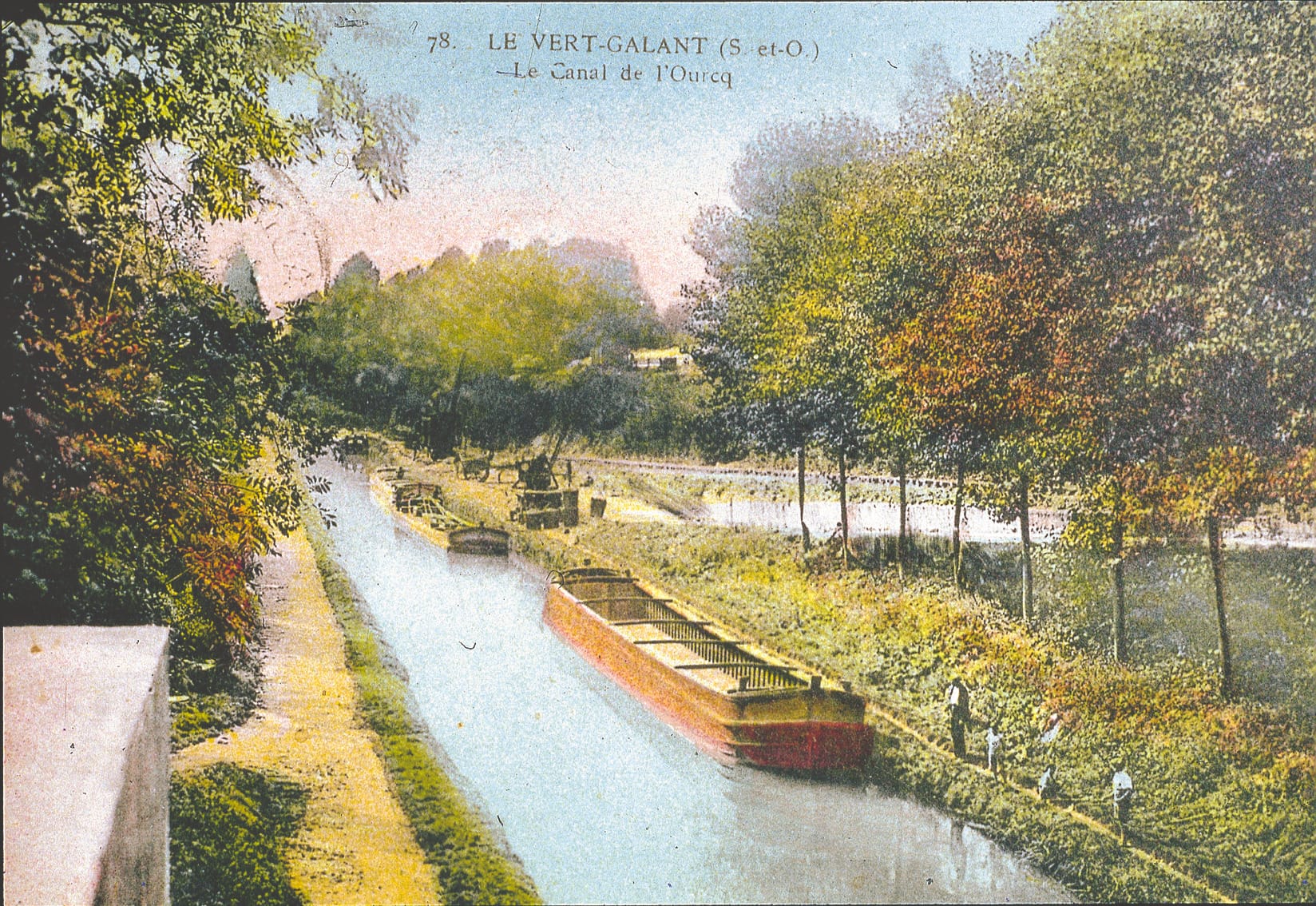 Vue sur les bords du Canal de l'Ourcq où des péniches sont immobilisés dans le quartier du Vert-Galant de Villepinte entre 1920 et 1940