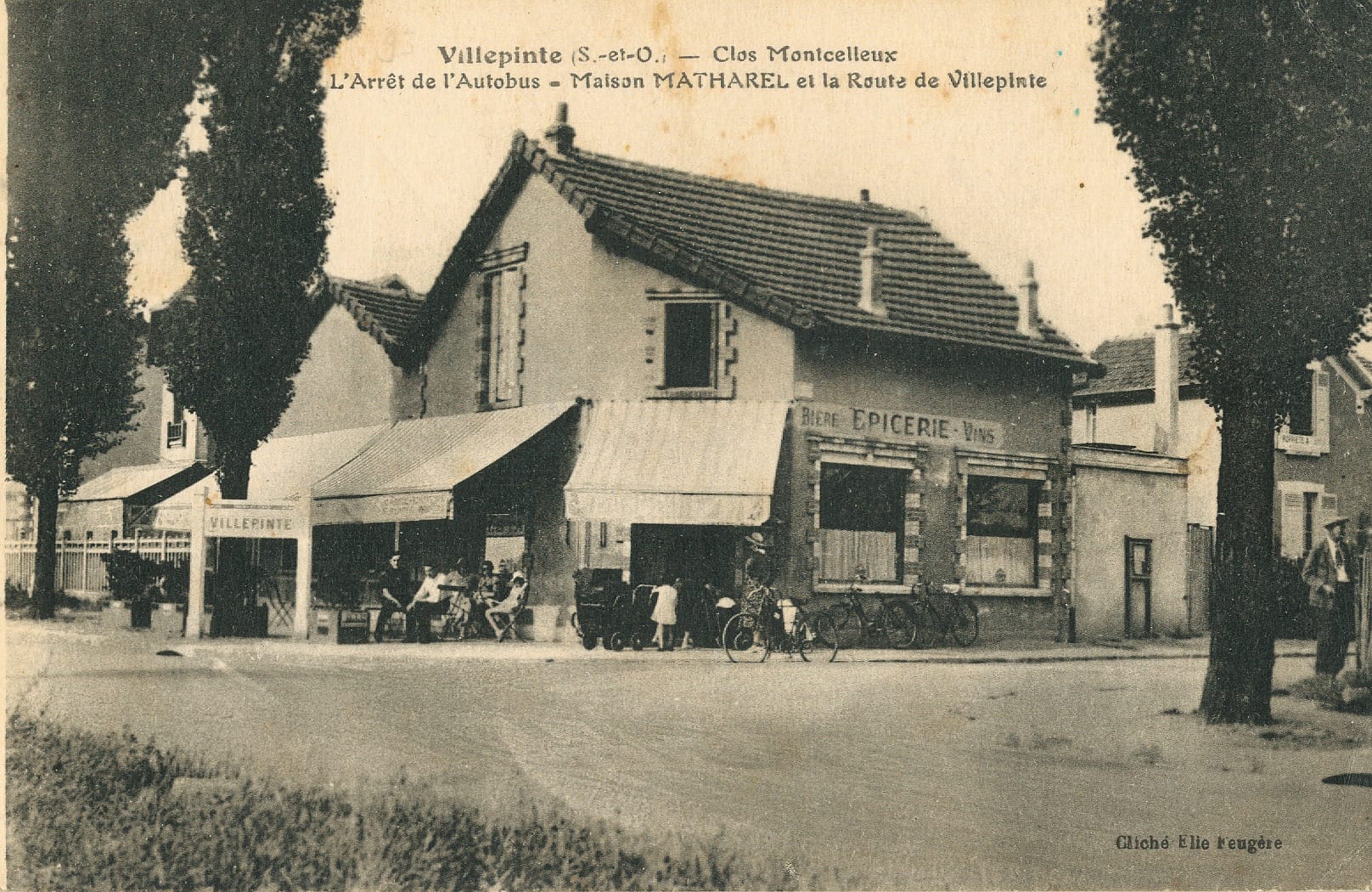 Vue sur l'arrêt de l'autobus et la maison MATHAREL dans le Clos Montceleux de Villepinte