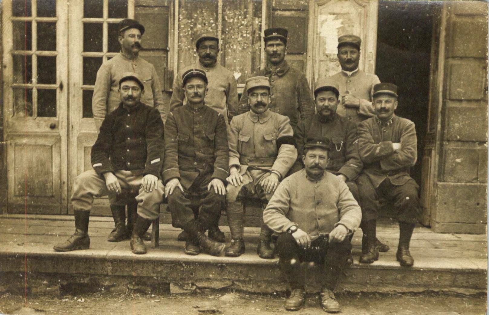 Des soldats posent devant le Château de Picpus de Villepinte en 1910