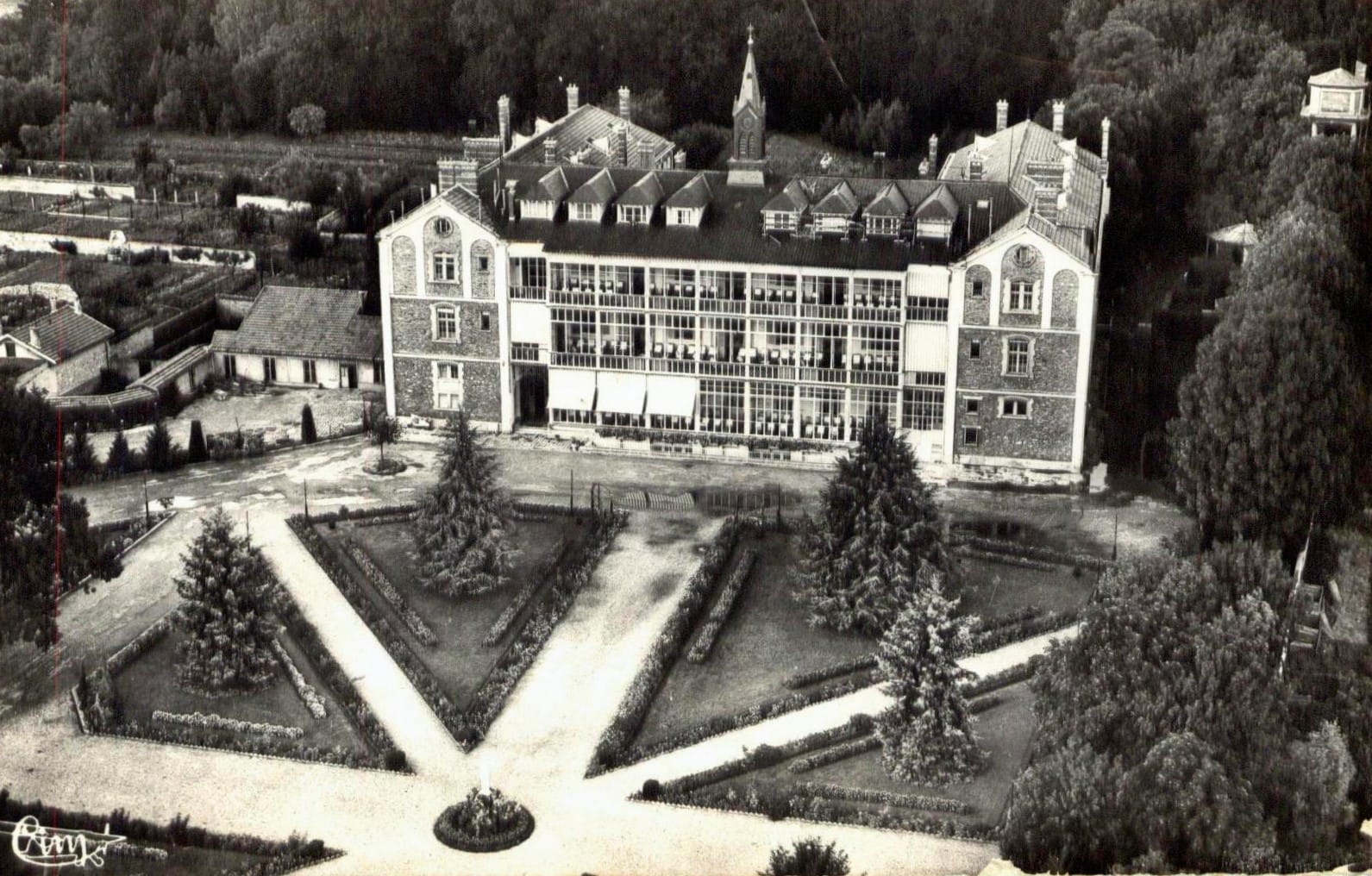 Vue aérienne de la façade du Château de Picpus devenu la Division Saint-Louis du Sanatorium de Villepinte