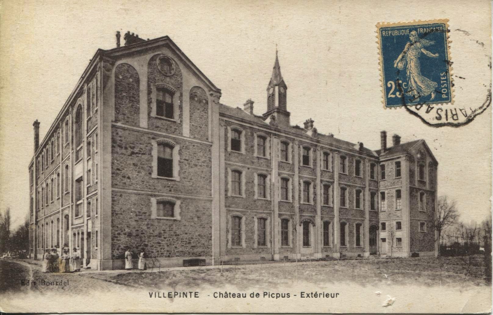 Vue sur la façade extérieure du Château de Picpus de Villepinte