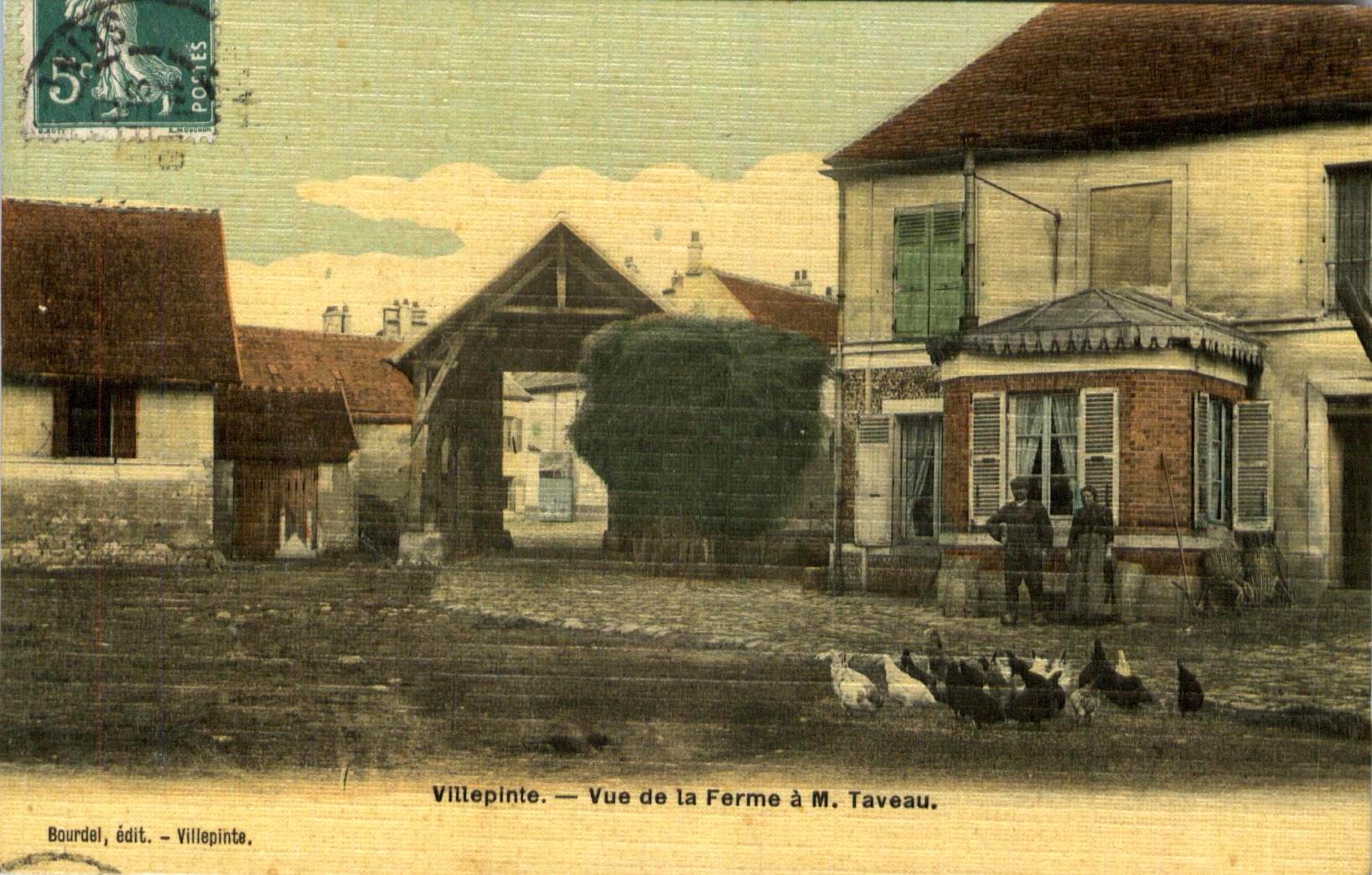 Vue de 1904 sur l'intérieur de la ferme de Mr. TAVEAU