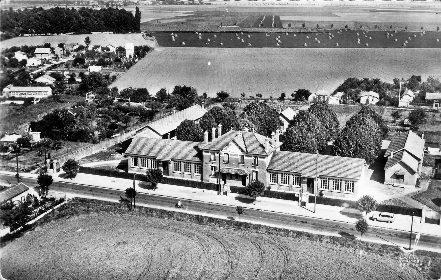 Vue aérienne sur l'école du Centre dans le quartier du Clos Montceleux de Villepinte au milieu du XXème siècle