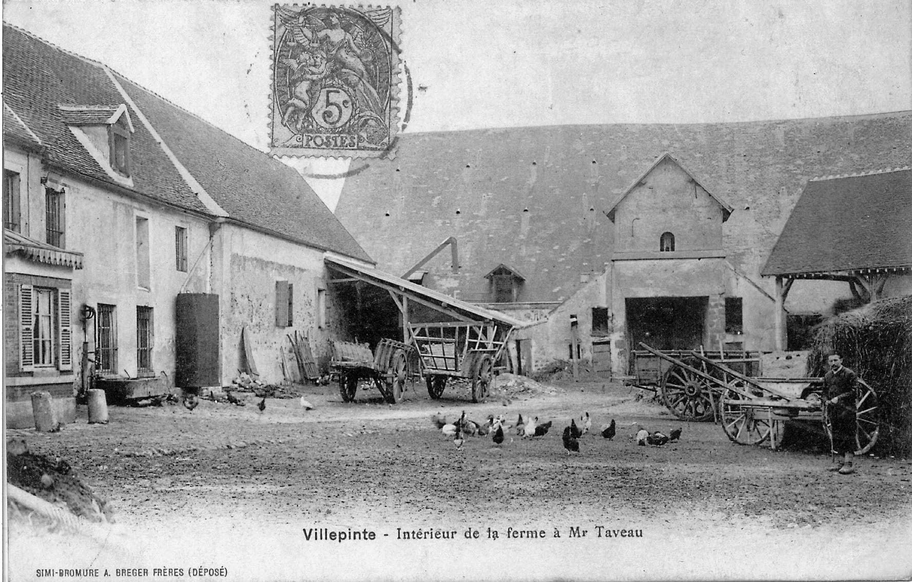 Vue sur l'intérieur de la ferme de Mr. TAVEAU vers les années 1905-1930