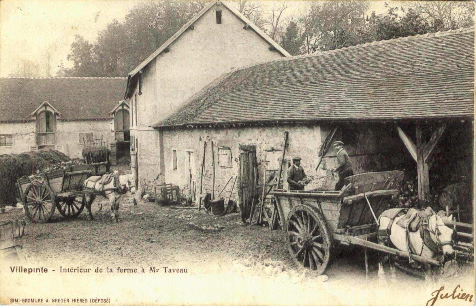 Vue du début du XXème siècle sur l'intérieur de la Ferme de Mr. TAVEAU