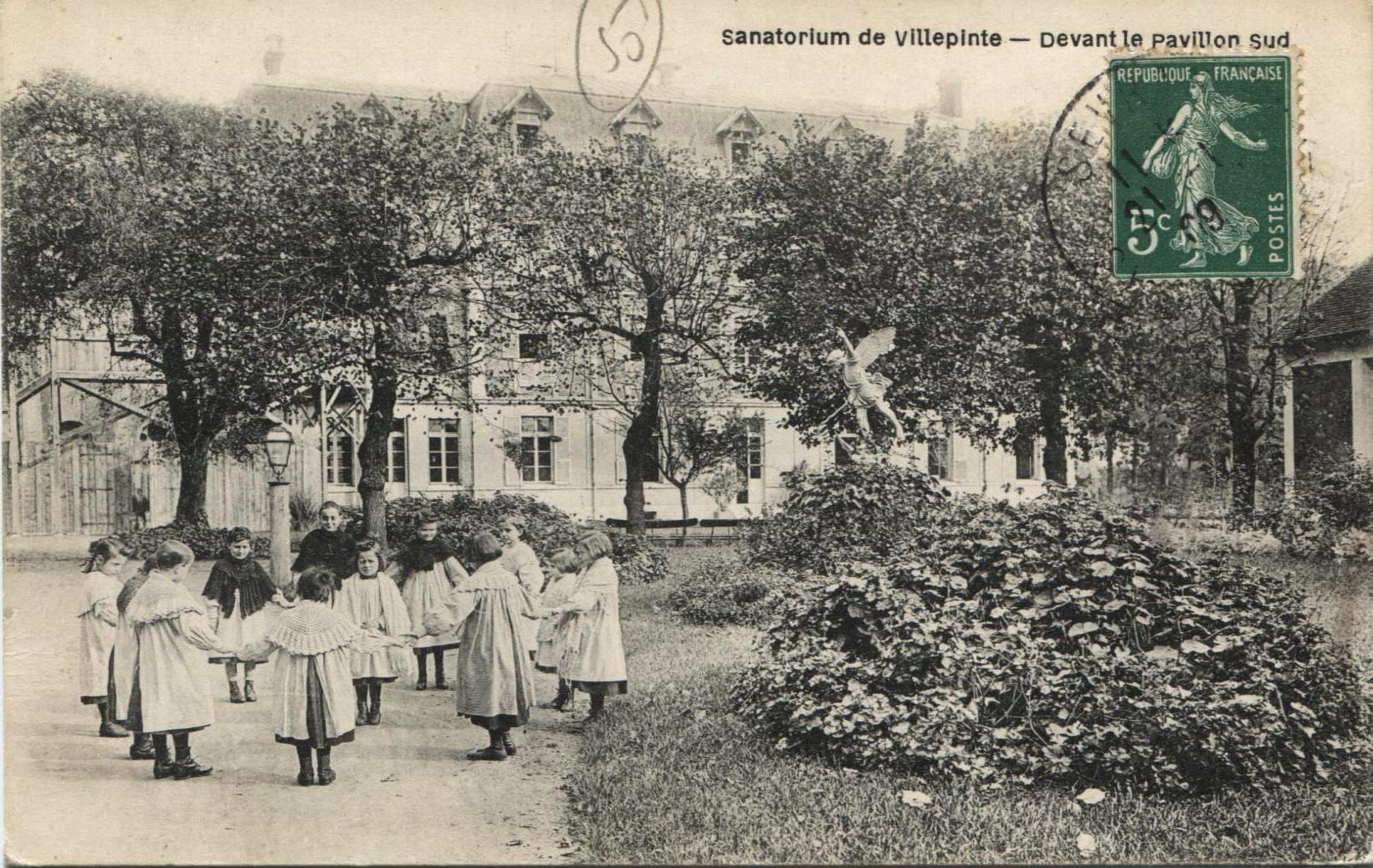 Vue de jeunes filles jouant à faire la ronde dans le parc du Sanatorium de Villepinte