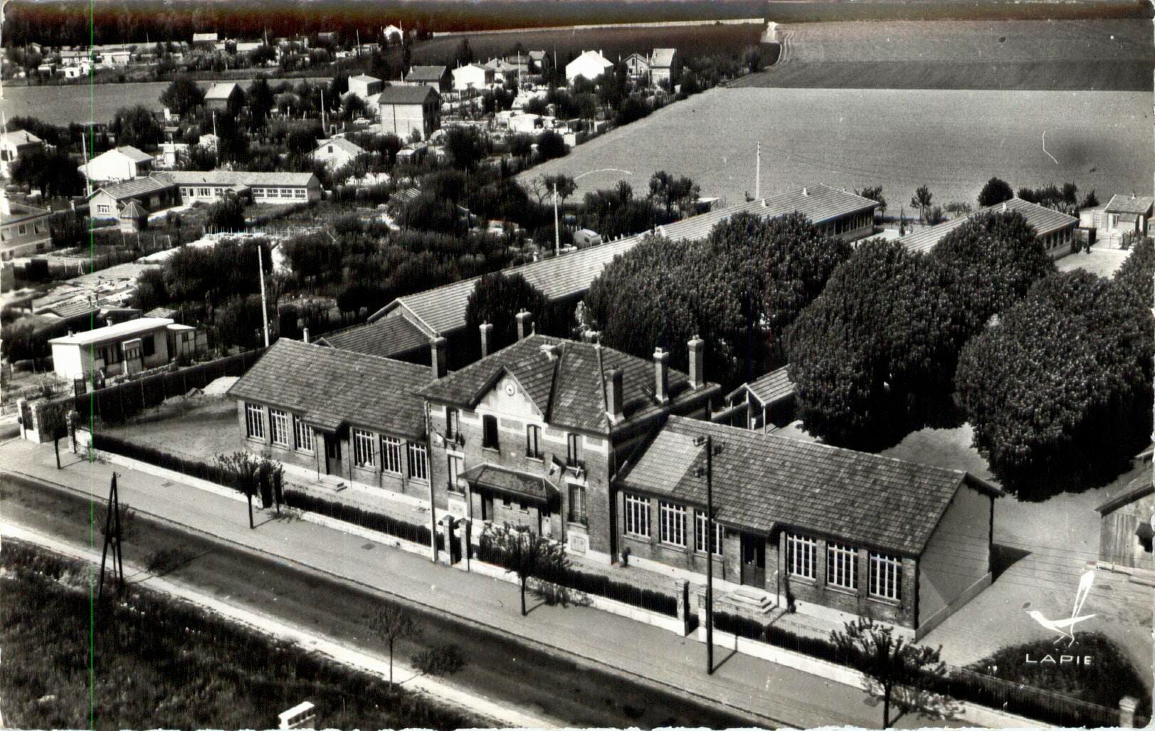 Vue aérienne de 1950 sur l'ancienne École du Centre